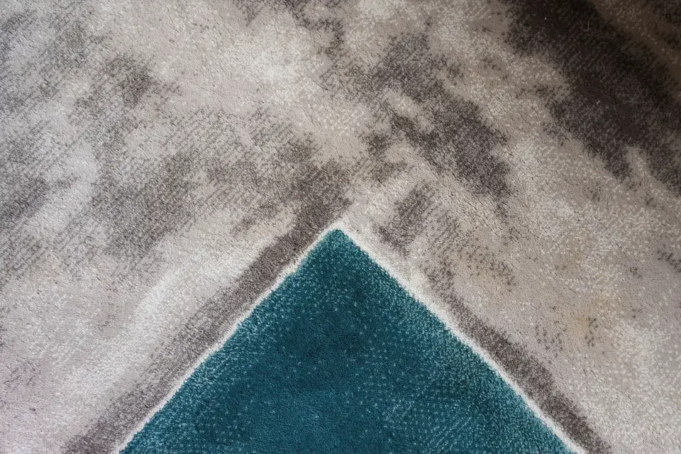 A blue and white rug with a blue and white square